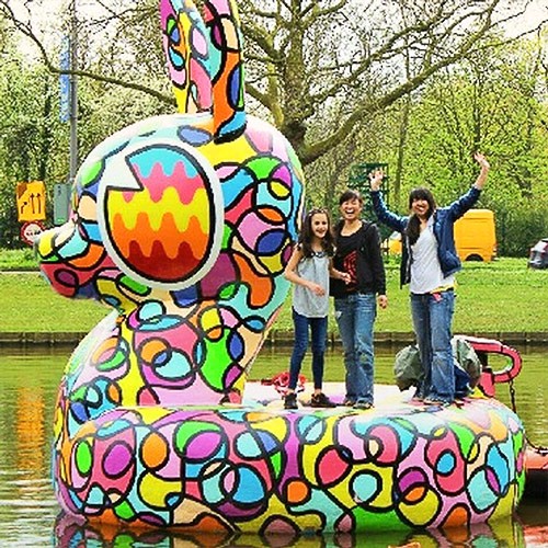 Acrylicone-Rzezba-plywajaca-sztuka-bunny-Rotterdam